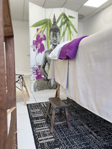 vista de la camilla donde se realizan los tratamientos de estética y masajes en las instalaciones de urbanatural