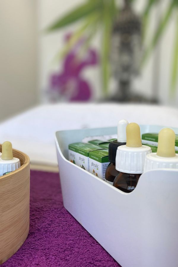 camilla de masajes con recipiente de aceites esenciales