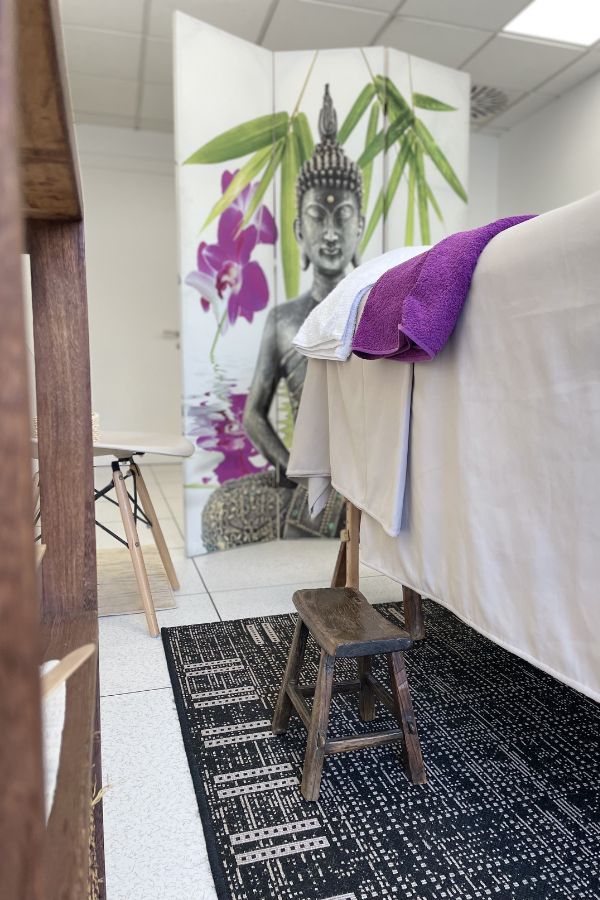 vista de la camilla donde se realizan los tratamientos de estética y masajes en las instalaciones de urbanatural