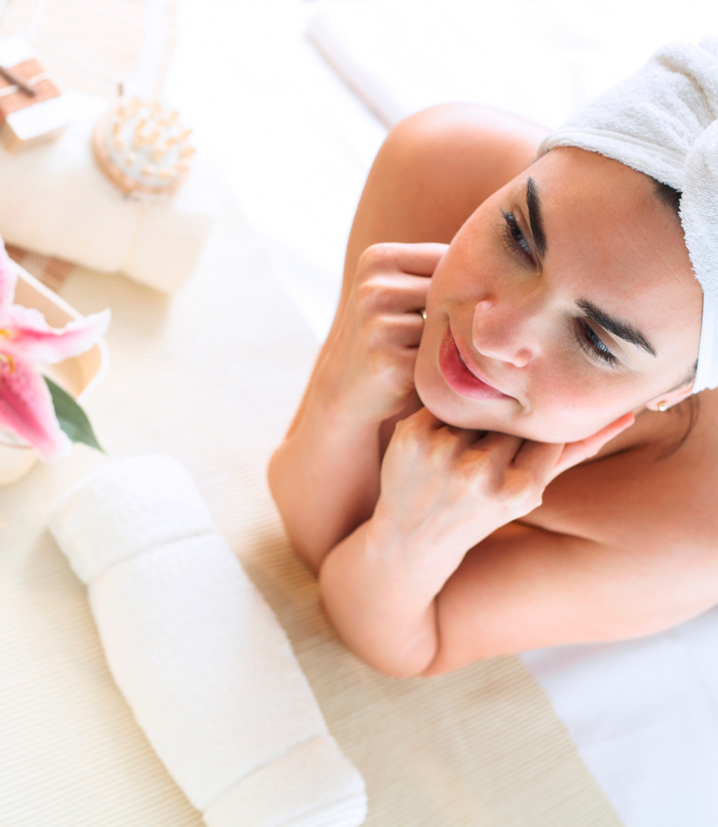 chica joven con una toalla en la cabeza con aspecto de estar relajada