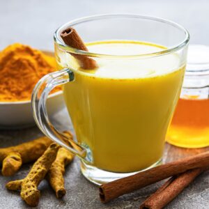 plantas medicinales y especias colocadas sobre una mesa para un taller de plantas antiinflamatorias y desoxidantes