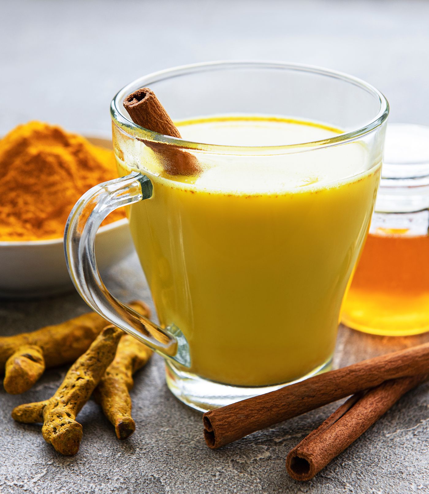 plantas medicinales y especias colocadas sobre una mesa para un taller de plantas antiinflamatorias y desoxidantes