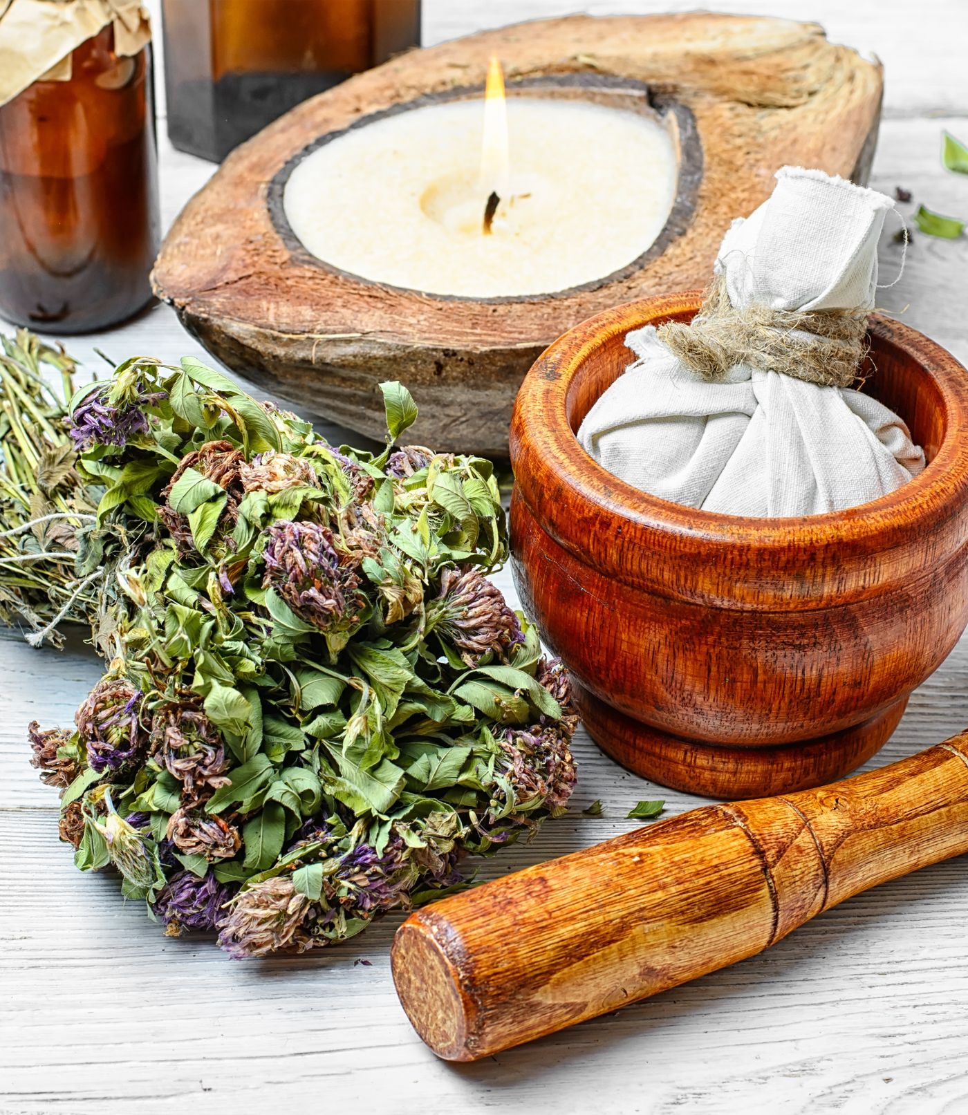 plantas medicinales sobre una mesa para comenzar un taller de plantas medicinales para depurar el organismo