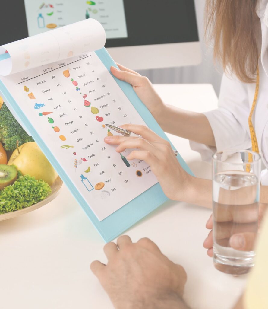 nutricionista aconsejando a un cliente sobre el programa dietético