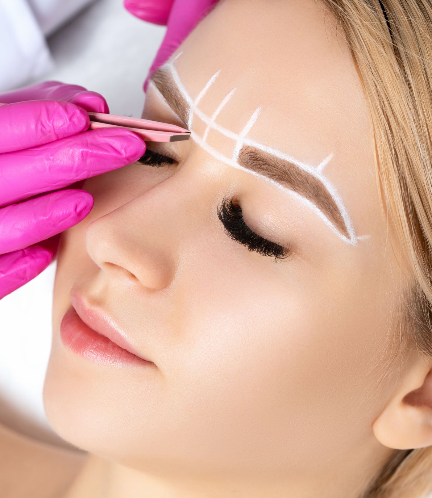 Diseño y depilación de cejas con pinza