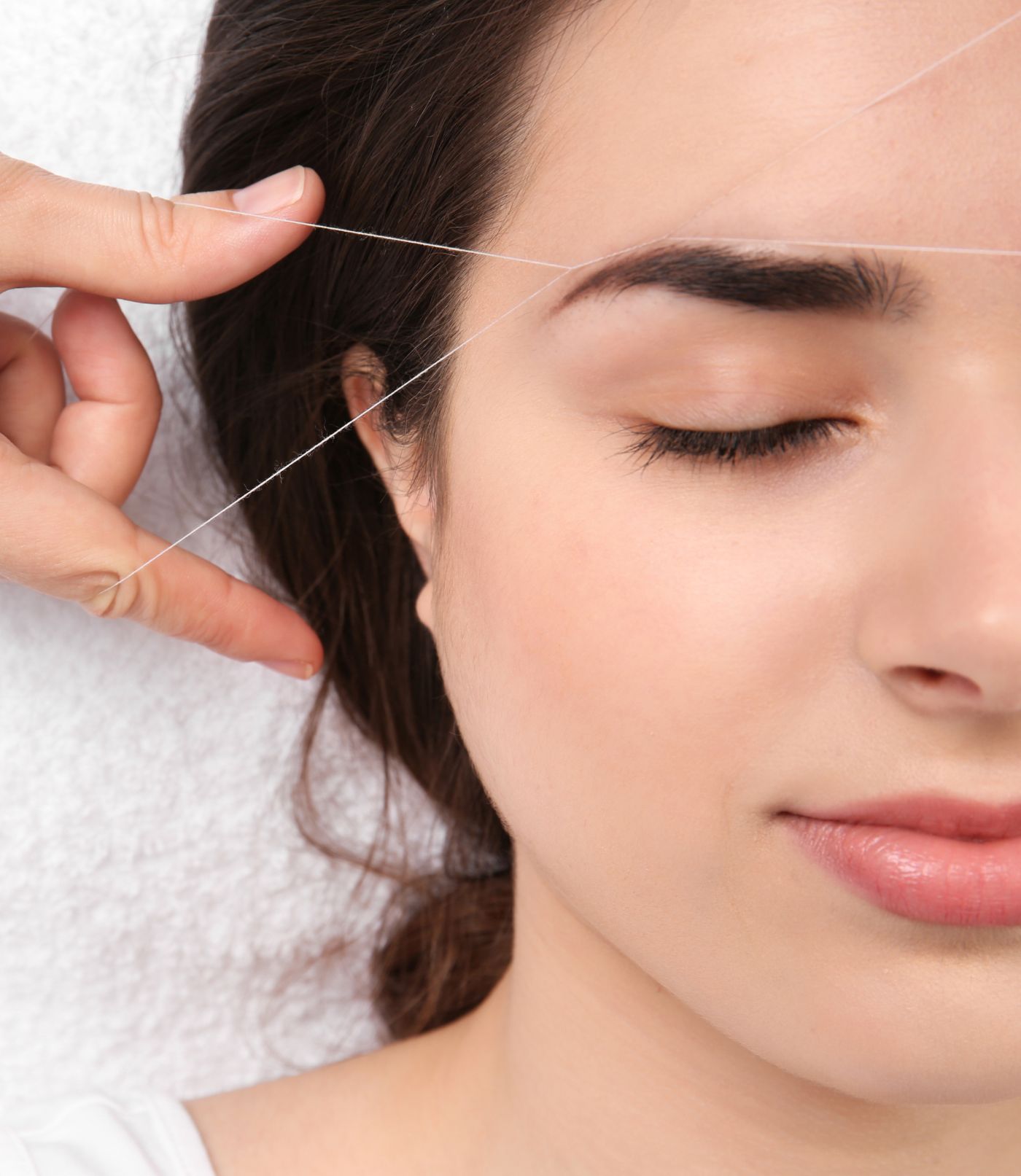 Mantenimiento y depilación de cejas con hilo