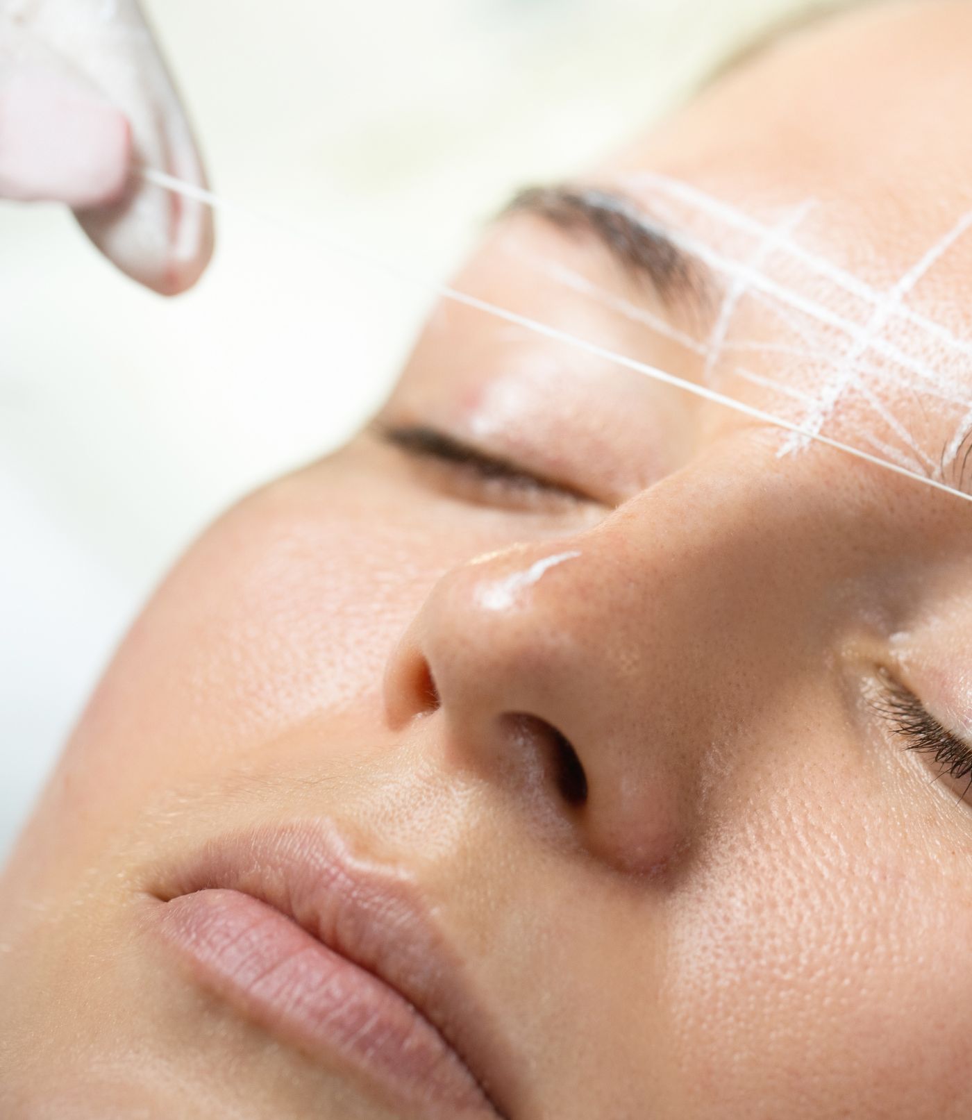 Diseño y depilación de cejas con hilo