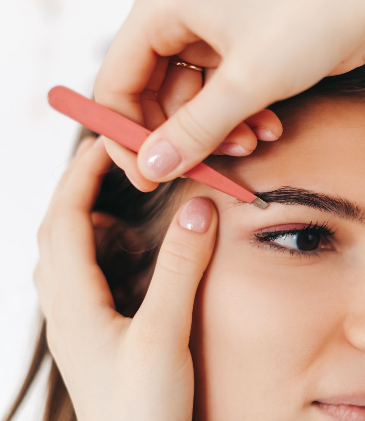 Mantenimiento y depilación de cejas con pinza